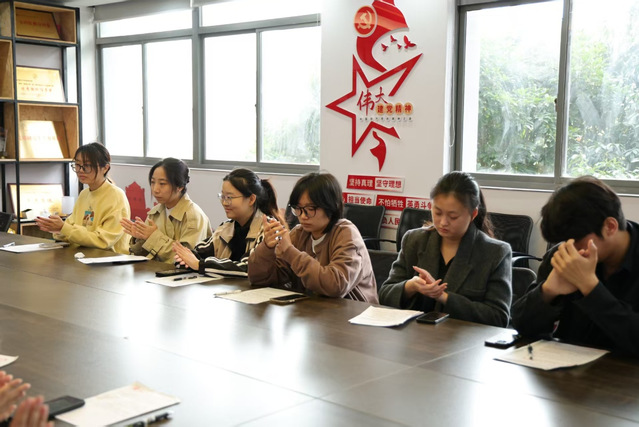 筑牢思想根基,砥礪奮進(jìn)初心--藝術(shù)設(shè)計學(xué)院2025下半年發(fā)展對象研討會暨文化藝術(shù)交流活動順利召開